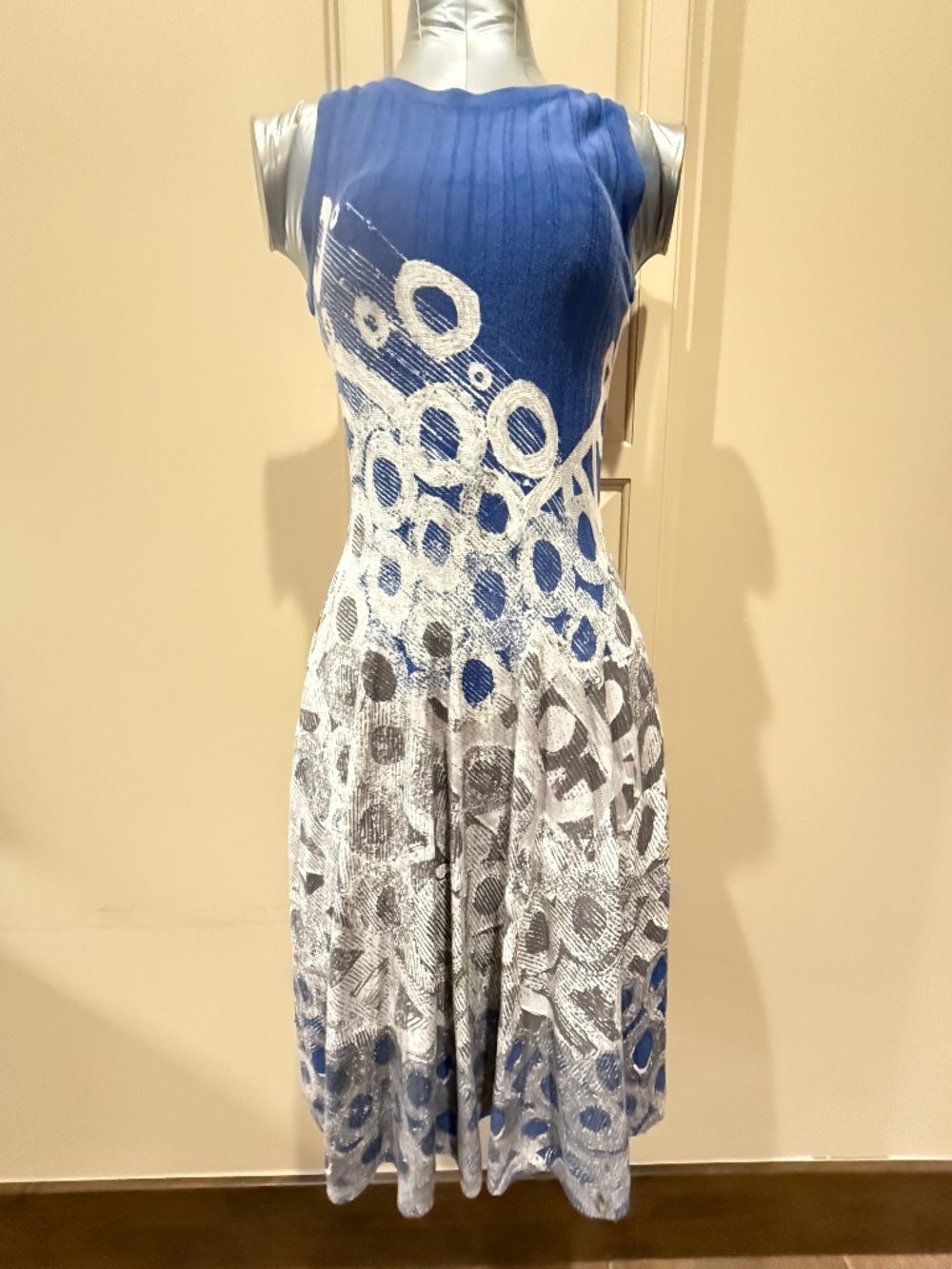 NIC AND ZOE KNIT DRESS. WAIST CONFORMING. SIZE SMALL